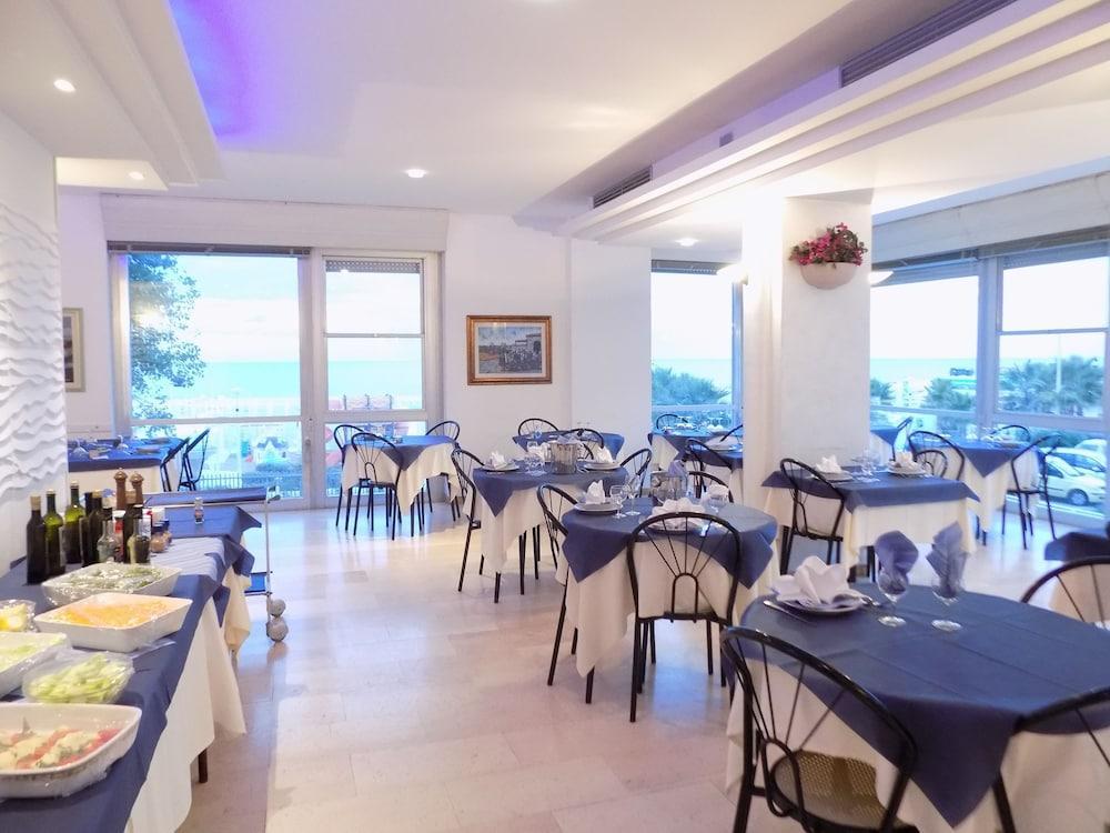 Hotel Diplomatic Riccione Dış mekan fotoğraf